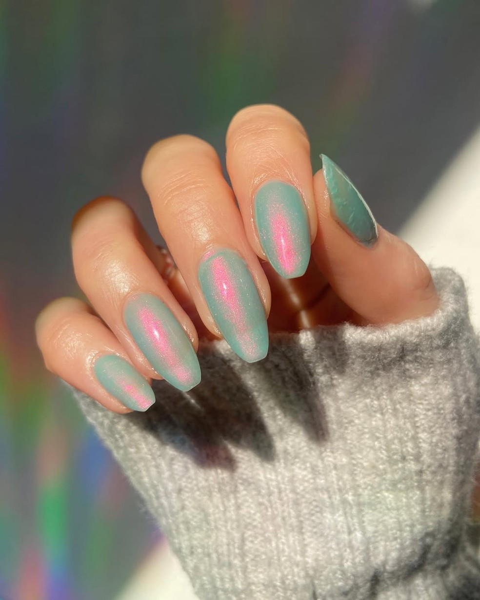 Com seu efeito iridescente, a opala representa criatividade e proteção emocional — Foto: Reprodução / Instagram @melly.k.nails
