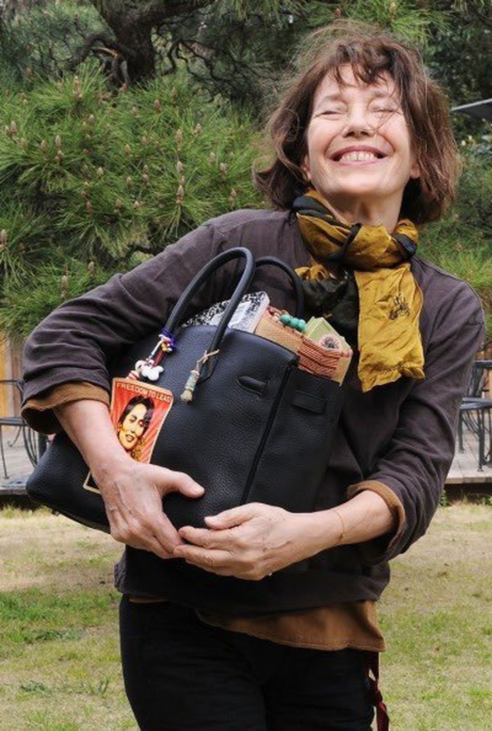 Jane Birkin carrega a bolsa criada em sua homenagem — Foto: Reprodução