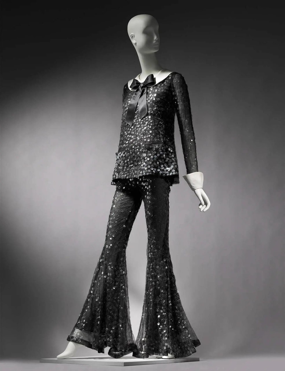 Look de Barbra Streisand: tecido de algodão, cetim de seda, tule de seda bordado com lantejoulas, seda. Coleção Arnold Scaasi - Presente de Arnold Scaasi — Foto: Museu de Belas Artes de Boston