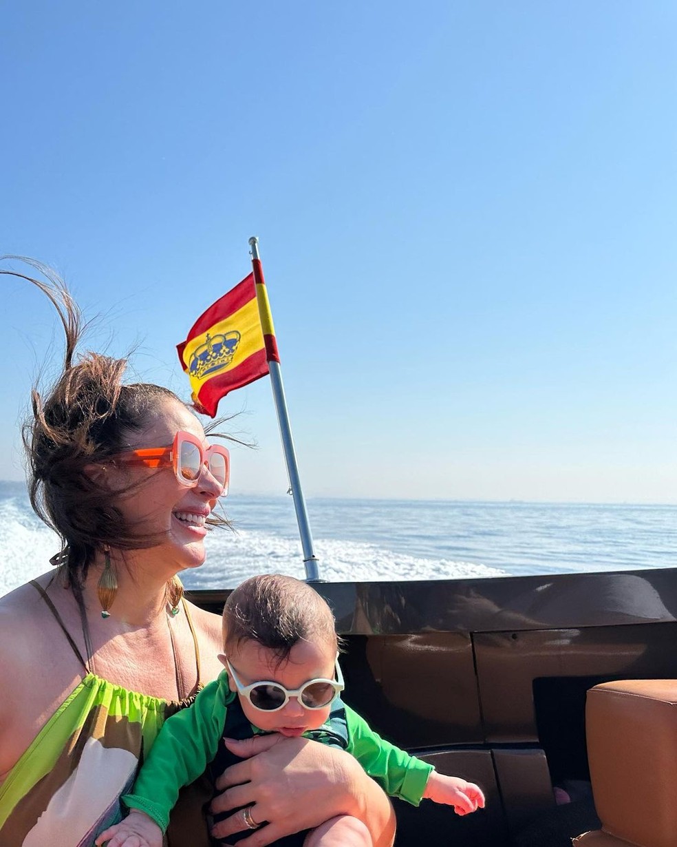 Claudia Raia e seu caçula, Luca, flagrados por seu primogênito, Enzo Celulari, em barco na Espanha — Foto: Reprodução