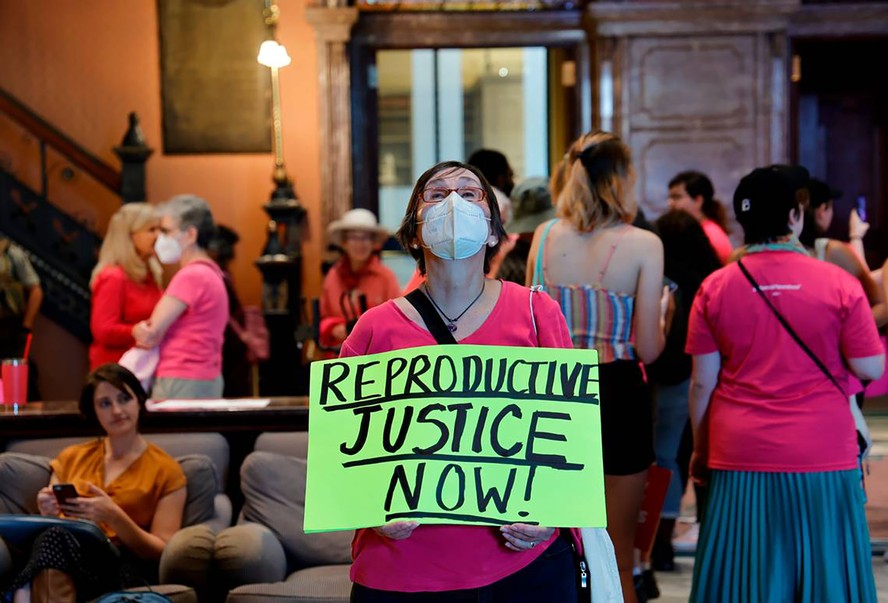 Ativista ergue cartaz a favor do aborto na Câmara da Carolina do Sul durante reunião que discutiu o banimento do procedimento, em 27 de setembro de 2022
