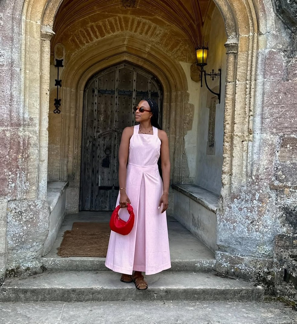 Vestido com fisherman sandal marrom — Foto: Reprodução/Instagram @taffymsipa