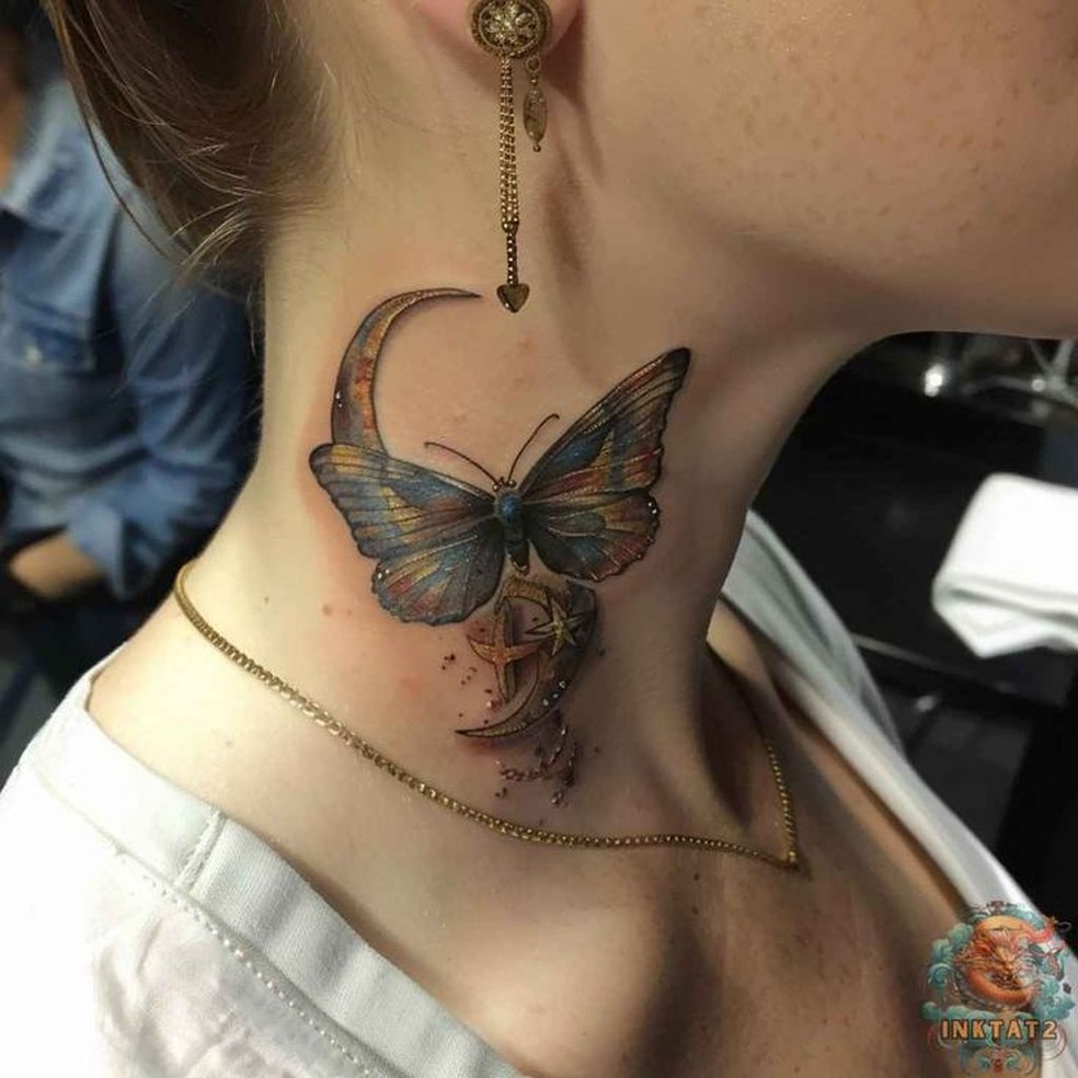 Tatuagem De Borboleta Tradicional No Pescoco