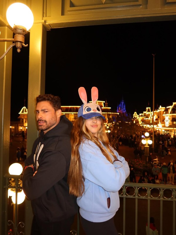 Cauã Reymond abre álbum de fotos na Disney ao lado da filha: 'Amor do pai'