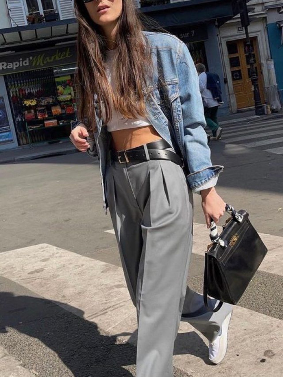 O interessante dessa combinação é que ela foge do óbvio e traz mais estilo para o ambiente de trabalho sem deixar de ser elegante — Foto: Reprodução/Instagram Leia Sfez
