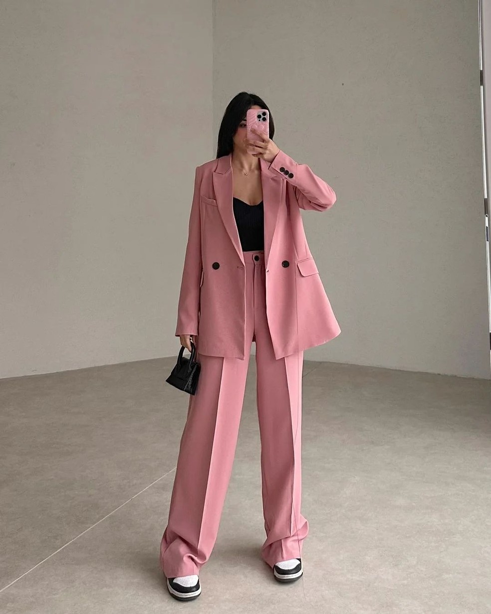 Aposte em calça de alfaiataria com pantola para ter um visual clássico e moderno. — Foto: Reprodução/Instagram @naresstore