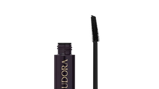 Grunge revival: outono resgata lápis preto e sombras escuras esfumadas 