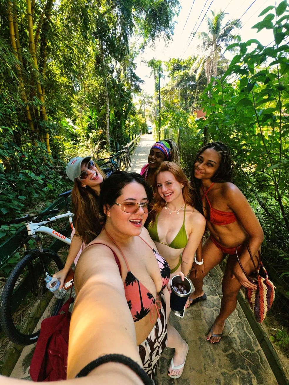 Karol Lannes com amigas — Foto: Reprodução/ Instagram @karollannes_