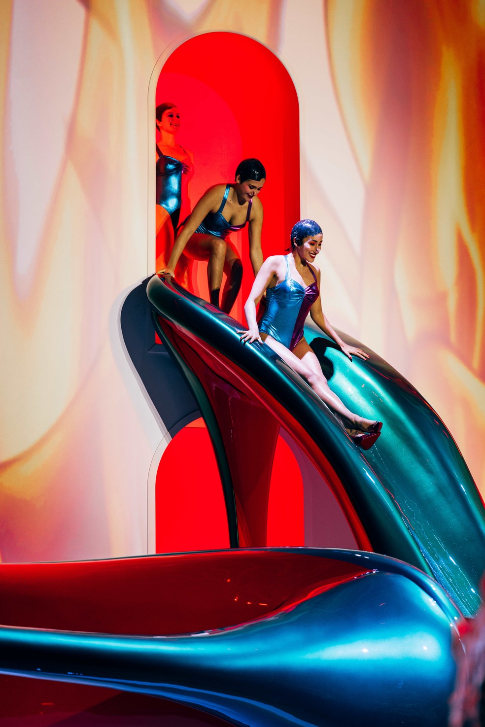 A apresentação Paris is Loubouting que aconteceu durante a Semana de Moda, na Piscine Molitor, da capital francesa — Foto: Divulgação
