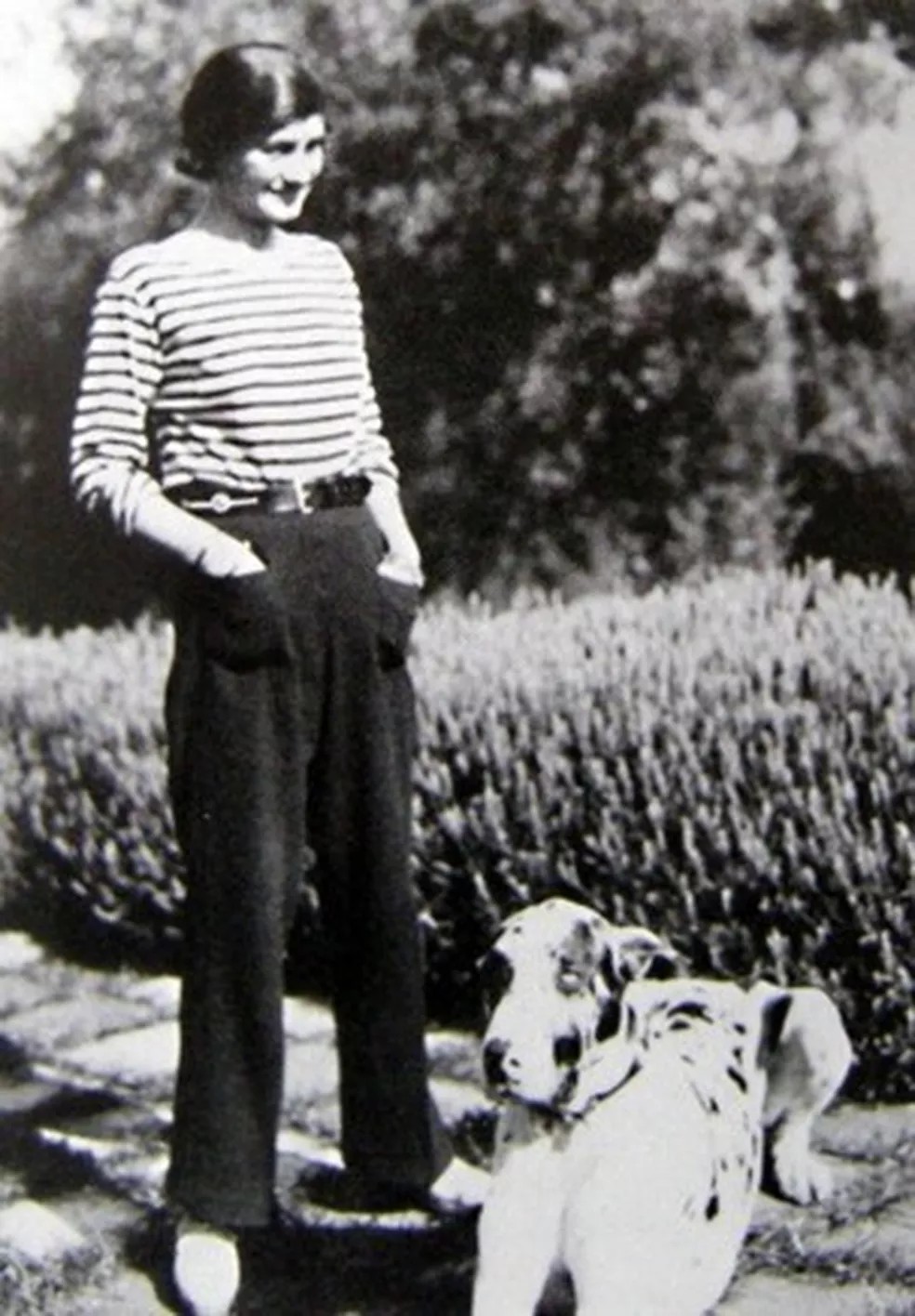 Jovem Coco Chanel usando calças — Foto: Reprodução/Chanel