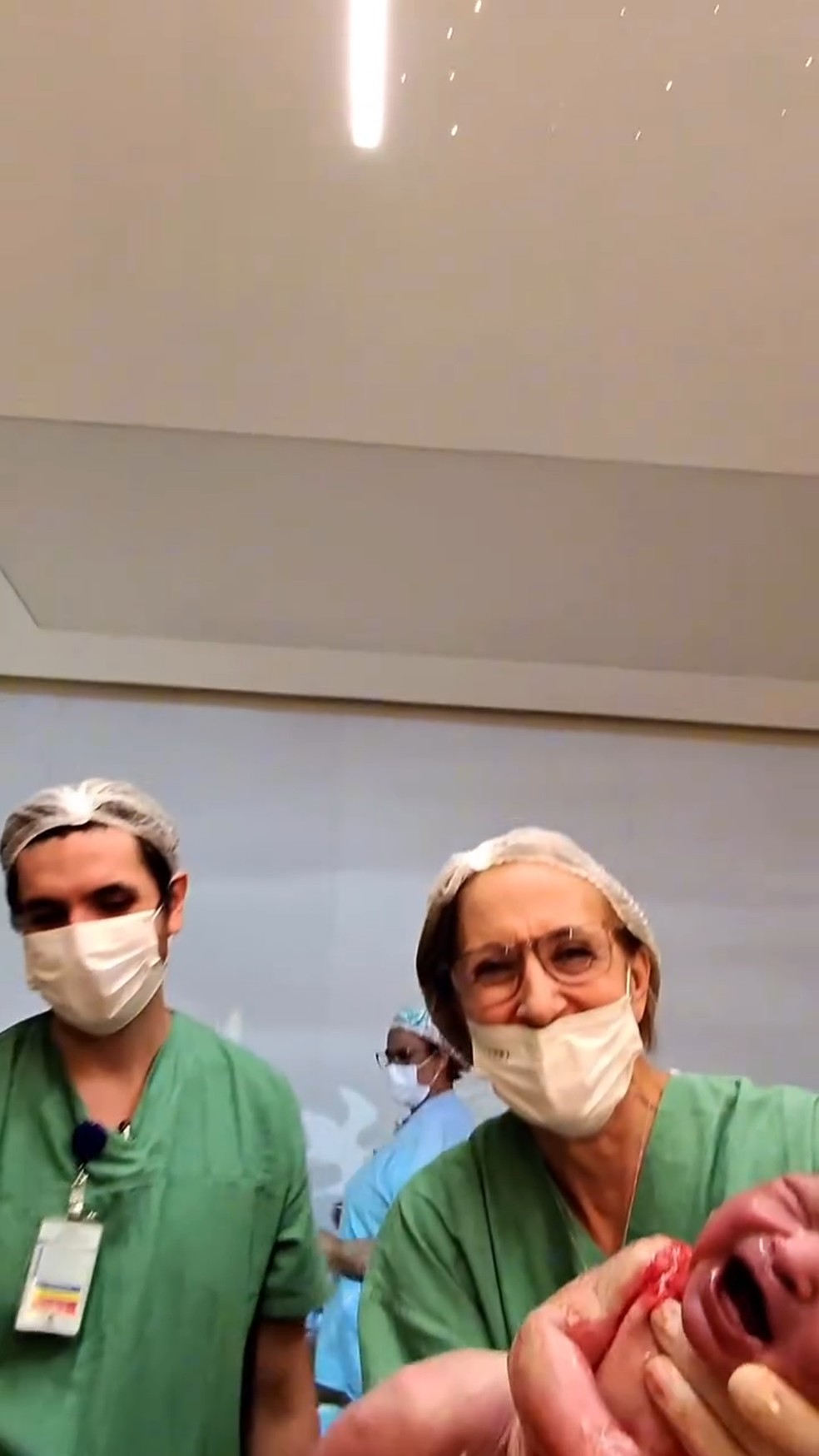 Influenciadora filma a própria visão durante parto normal: 'Para muitos pode parecer estranho' — Foto: Reprodução/ Instagram