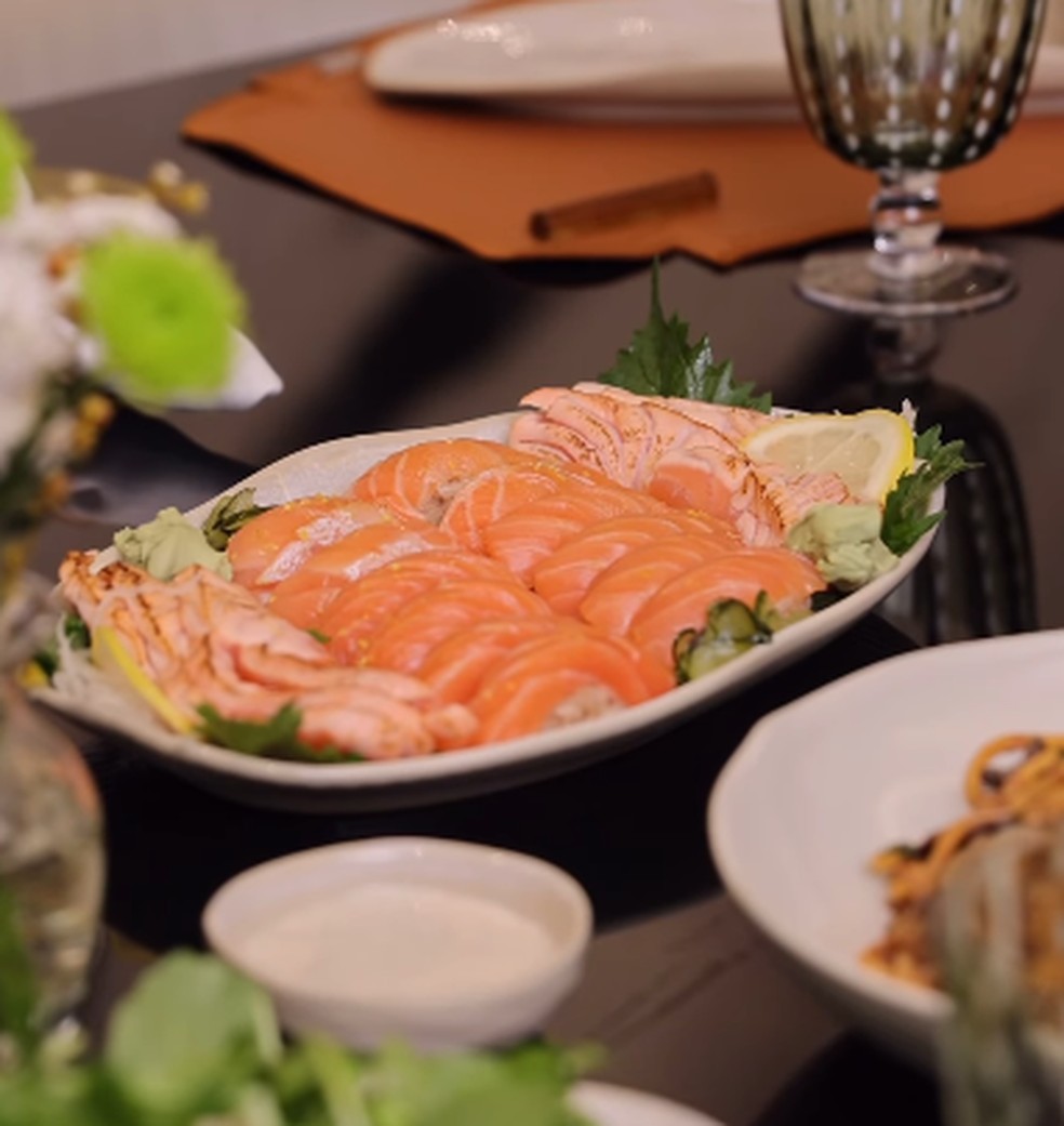 Ana Paula Siebert e Roberto Justus recebem amigos para jantar japonês em sua mansão — Foto: Reprodução/ Instagram