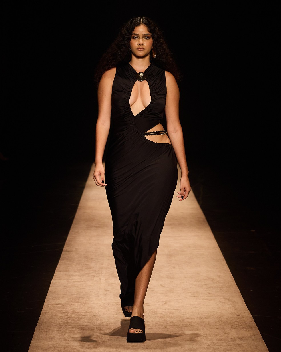 Desfile Água de Coco, coleção Códigos, com beachwear e alfaiataria — Foto: Divulgação