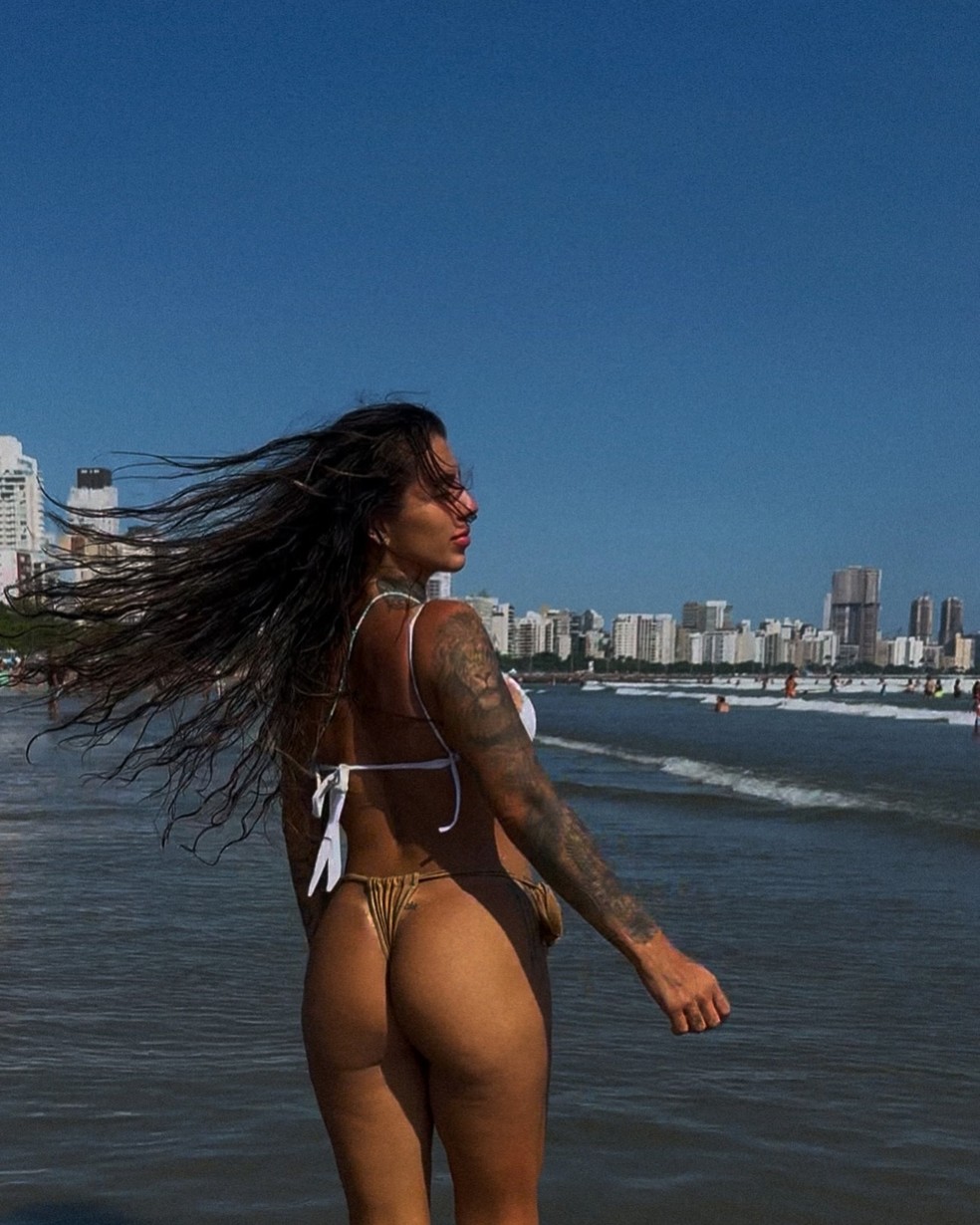 Petra Mattar renova bronzeado em praia no Rio — Foto: Reprodução/Instagram