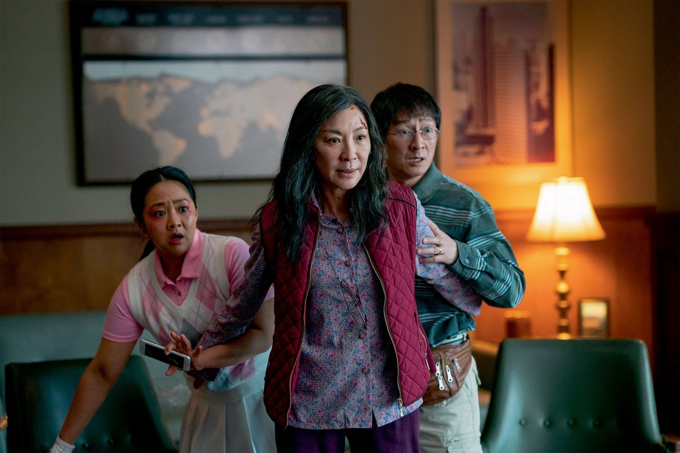 Stephanie Hsu, Michelle Yeoh e Ke Huy Quan em cena de Tudo em Todo Lugar ao Mesmo Tempo — Foto: Divulgação