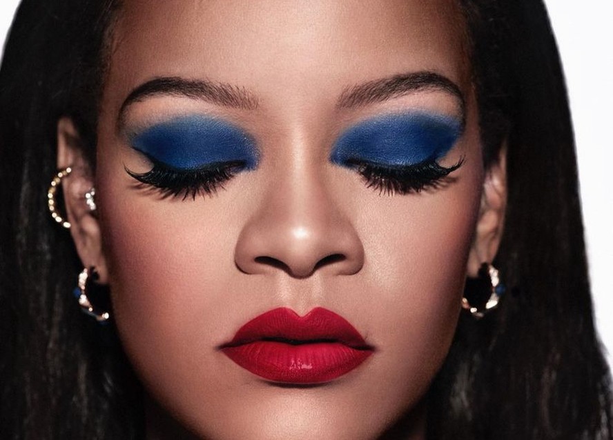 Maquiagem azul superpigmentada de Rihanna