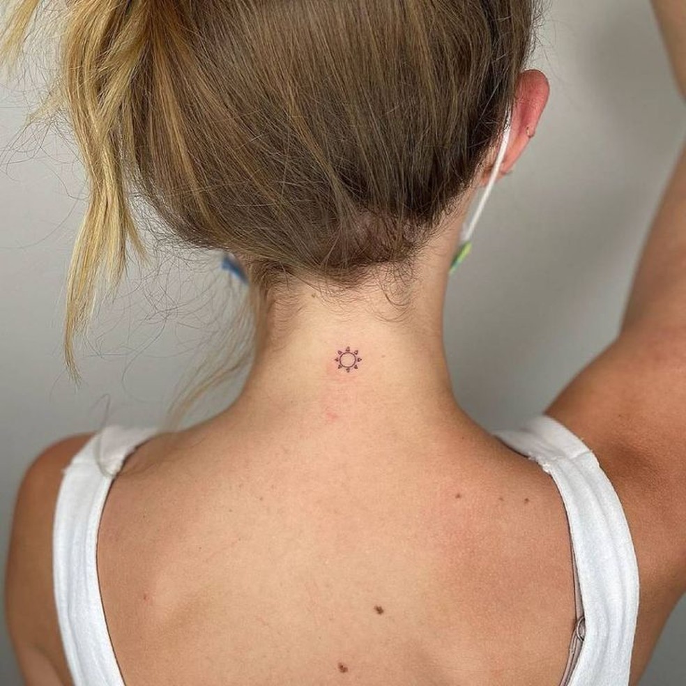 Nuca: Um símbolo de sol minimalista e fino. — Foto: Reprodução/Pinterest