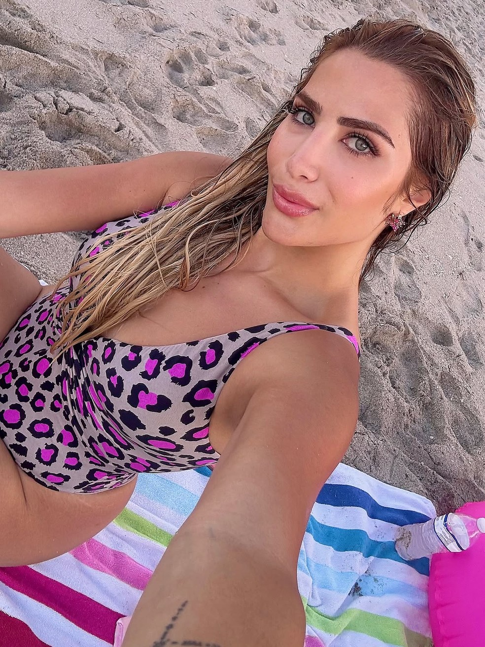 Jéssica Beatriz Costa relaxa na areia — Foto: Reprodução/ Instagram @jessicabeatrizcosta