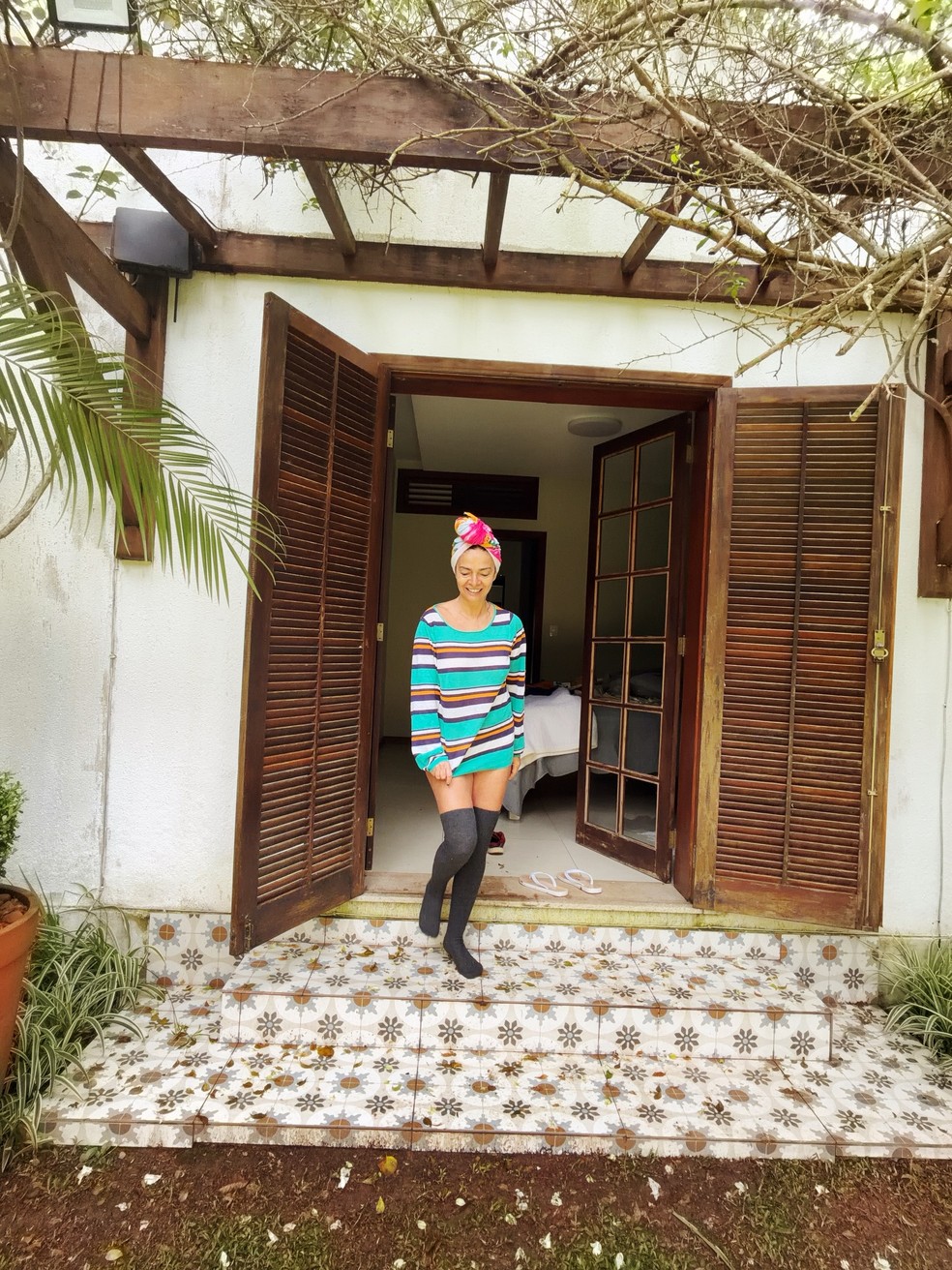 Claudia Ohana posa de maiô ao curtir piscina — Foto: Reprodução/Instagram