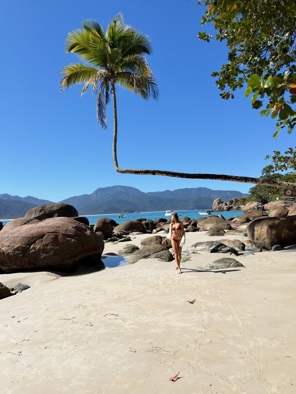 Nikki Meneghel toma banho de sol — Foto: Reprodução/ Instagram @nikkimeneghel