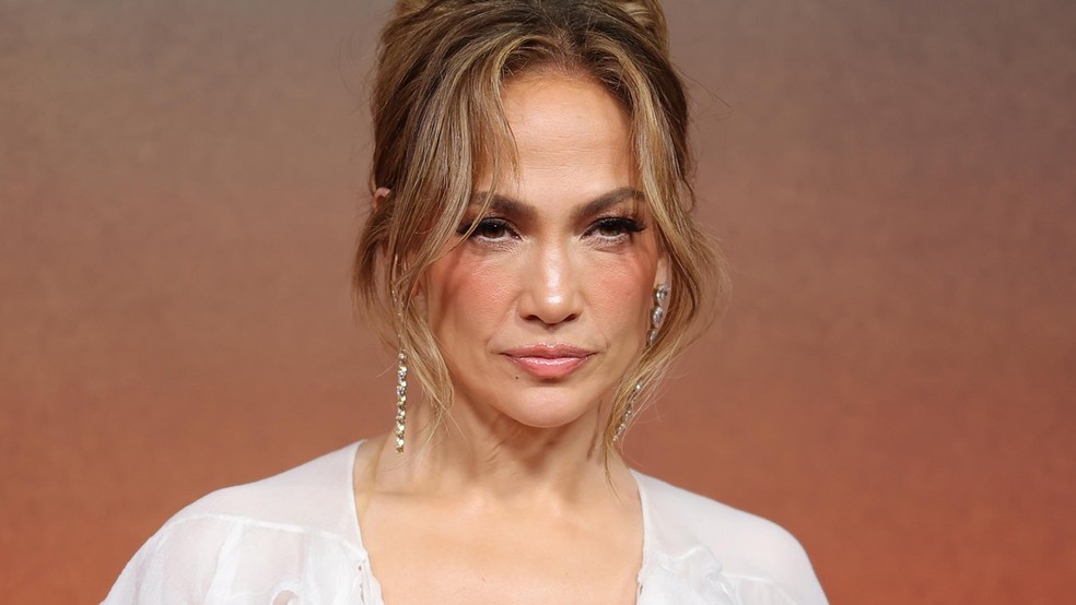 ennifer Lopez, conhecida por sua versatilidade na música e no cinema, também não tem um Grammy competitivo em sua estante. — Foto: Reprodução/Getty Images