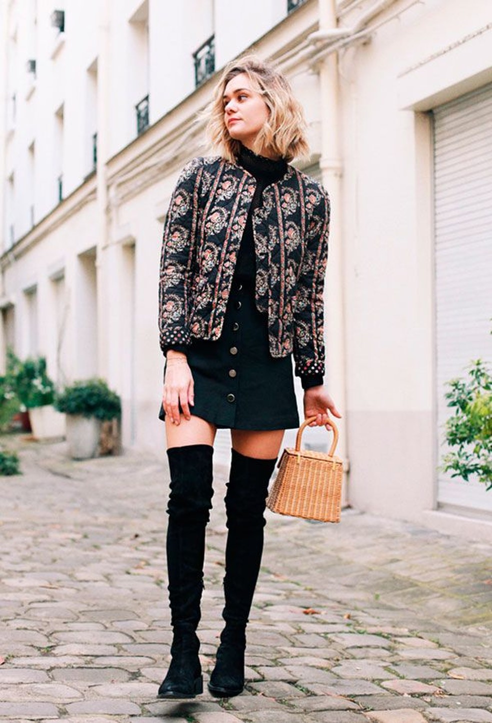Perfeito para estações como outono e inverno, a bota over pode ser combinada com peças mais fresquinhas como vestido. — Foto: Reprodução/Instagram @annelauremais