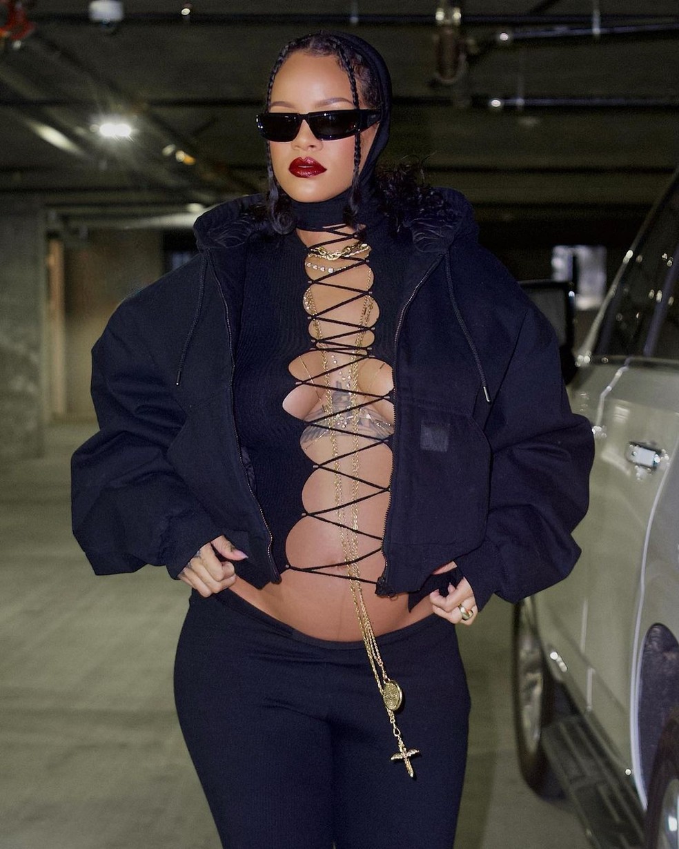 Rihanna com look monocromático preto e blusa de trançado frontal — Foto: Reprodução / Instagram