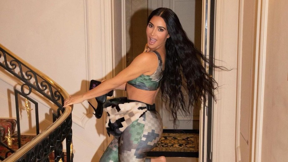 Kim Kardashian estava com top e calça no desfile da Louis Vuitton -  Purebreak