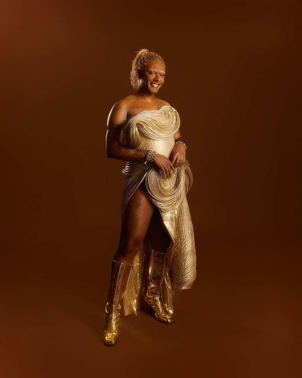 Figurino de Liniker durante a turnê de Caju: um raio-x feito pela stylist Caroline Passos — Foto: Reprodução/Instagram/@larissakreili