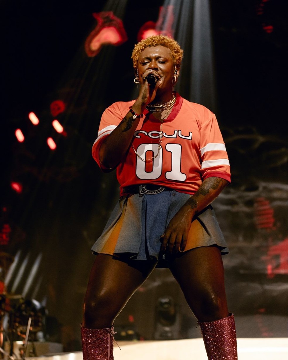 Figurino de Liniker durante a turnê de Caju: um raio-x feito pela stylist Caroline Passos — Foto: Reprodução/Instagram/@larissakreili