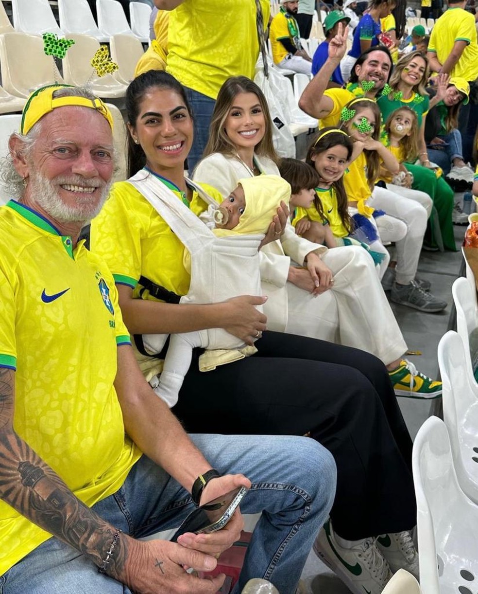 A família de Carol Cabrino no estádio do Catar — Foto: Reprodução/Instagram