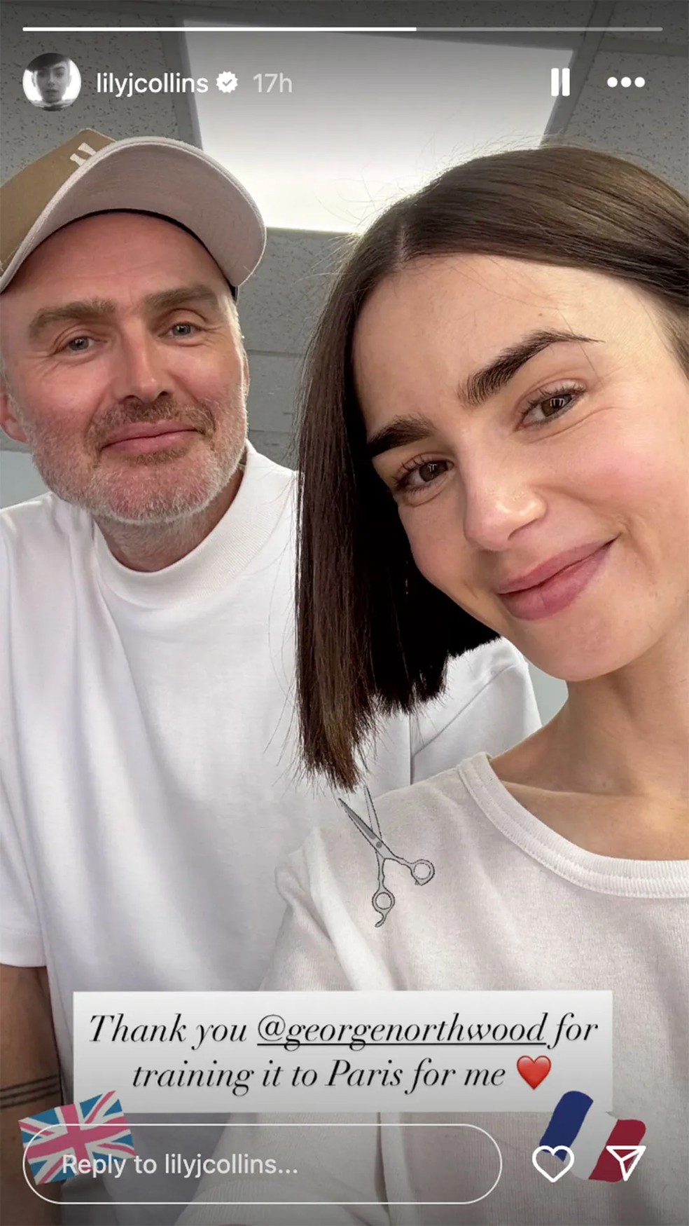 Lily Collins corta o cabelo curtinho e posta foto com cabeleireiro — Foto: Reprodução / Instagram @lilyjcollins