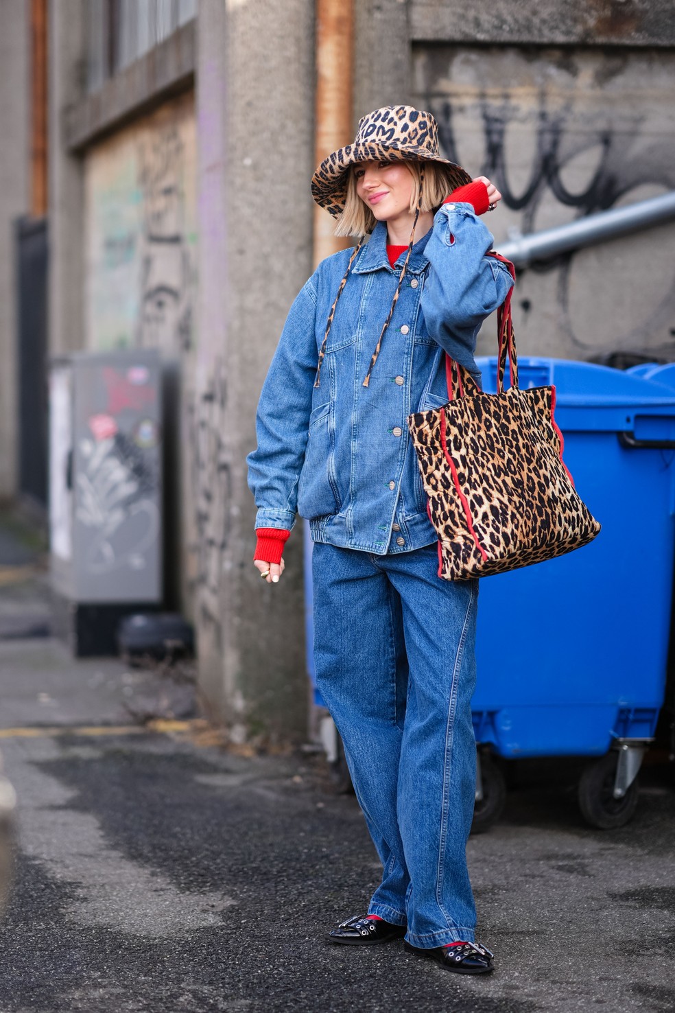 Copenhagen Fashion Week tem street style com sobreposições, jeans, monocromáticos e, acima de tudo confortáveis: os destaques são as bolsas carregadas pelas convidada — Foto: Getty Images