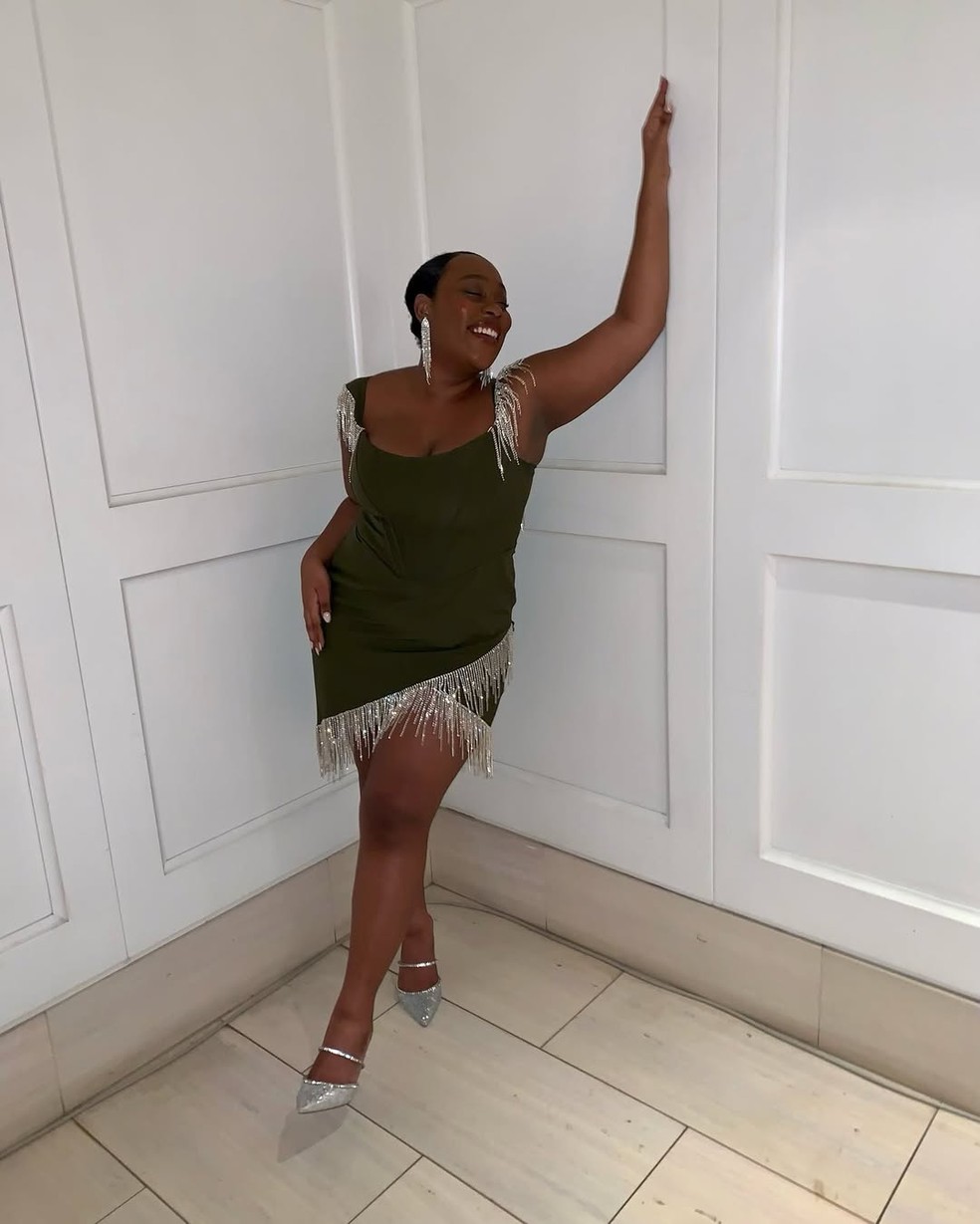 Vestido verde escuro com franjas brilhosas — Foto: Reprodução/Instagram @aniyahmorinia