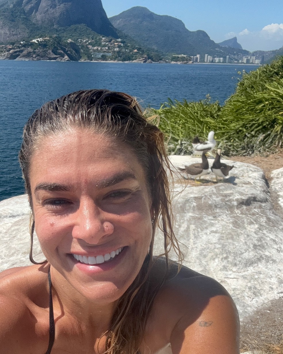 Priscila Fantin posa de biquíni em passeio romântico com o marido: 'Dia