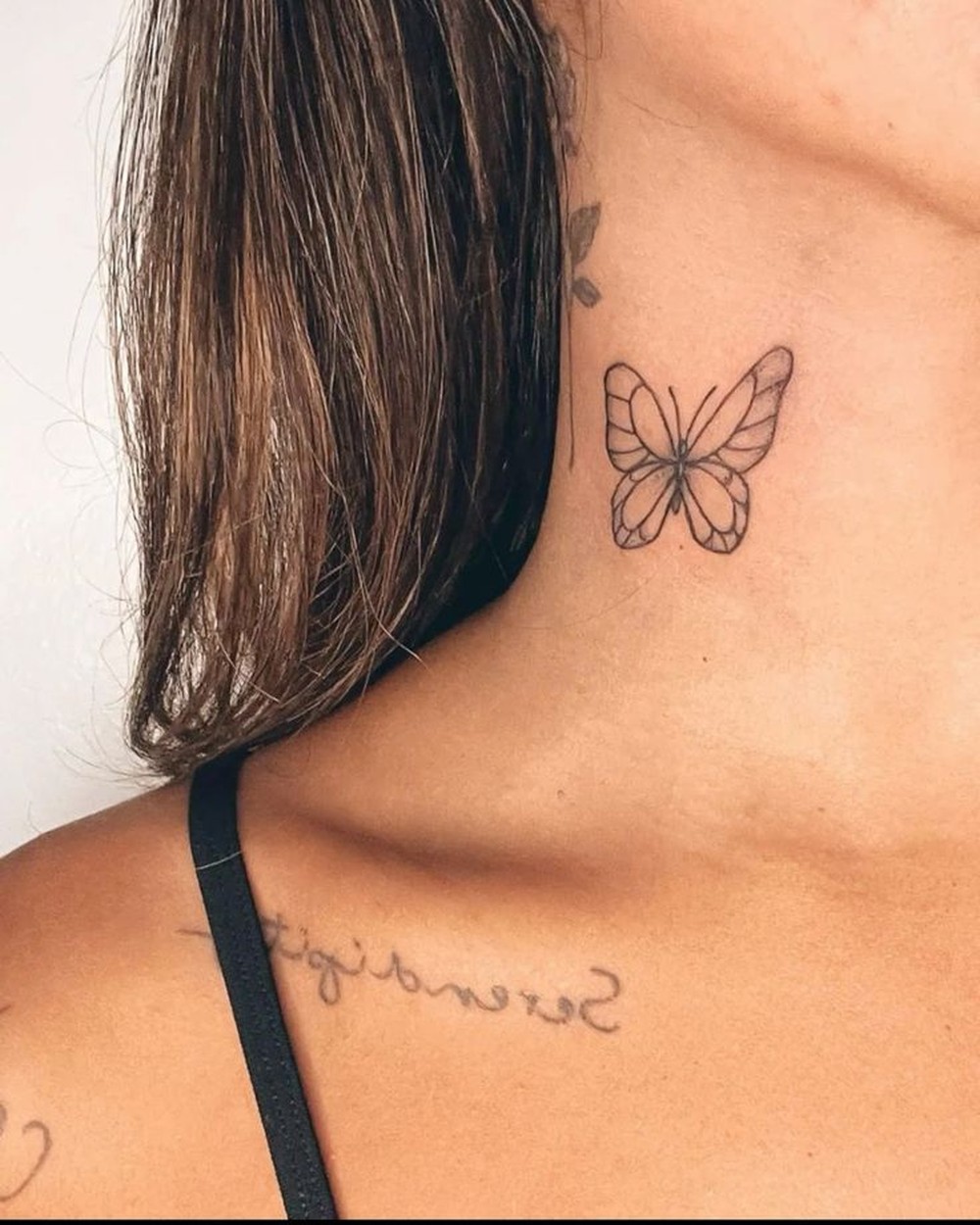 Tatuagem feminina no pescoço com borboleta: inspirações para expressar ...