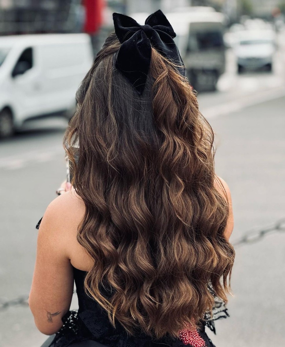 Larissa Manoela usa laço em penteado — Foto: Reprodução/Instagram