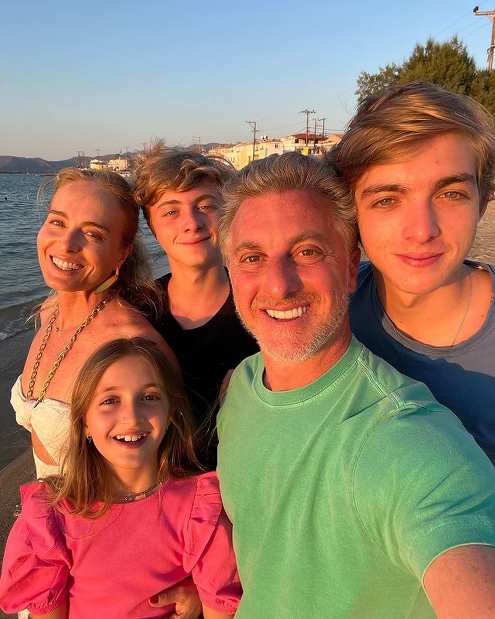 Angélica com Luciano Huck e os filhos Eva, Benício e Joaquim — Foto: Reprodução / Instagram