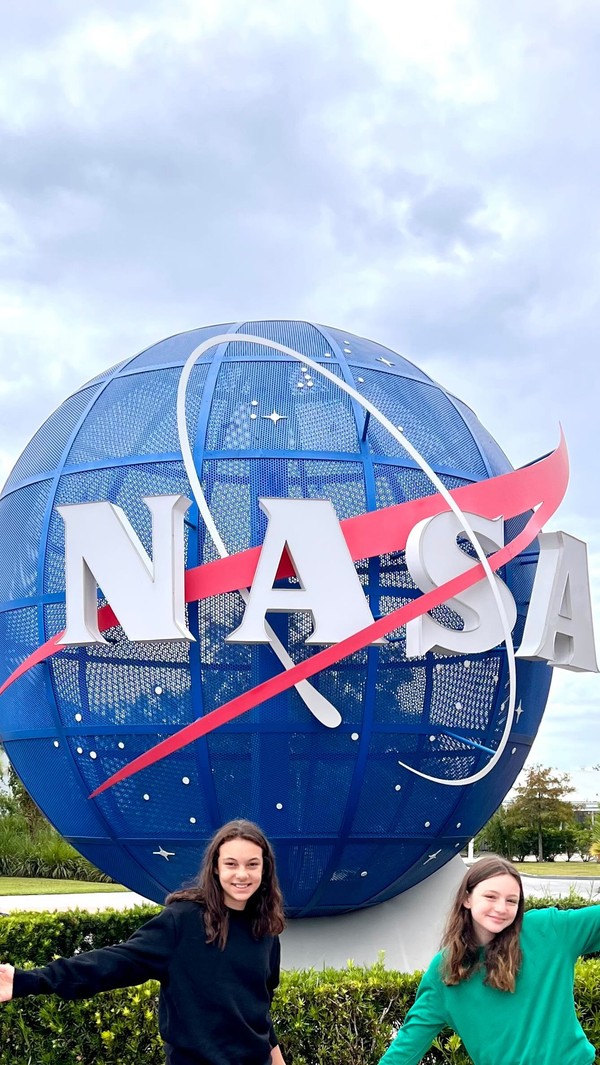 Isabella e Beatriz Toassa são reconhecidas pela Academia Brasileira de Jovens Cientistas (ABJC) e já até visitaram a NASA — Foto: Acervo pessoal