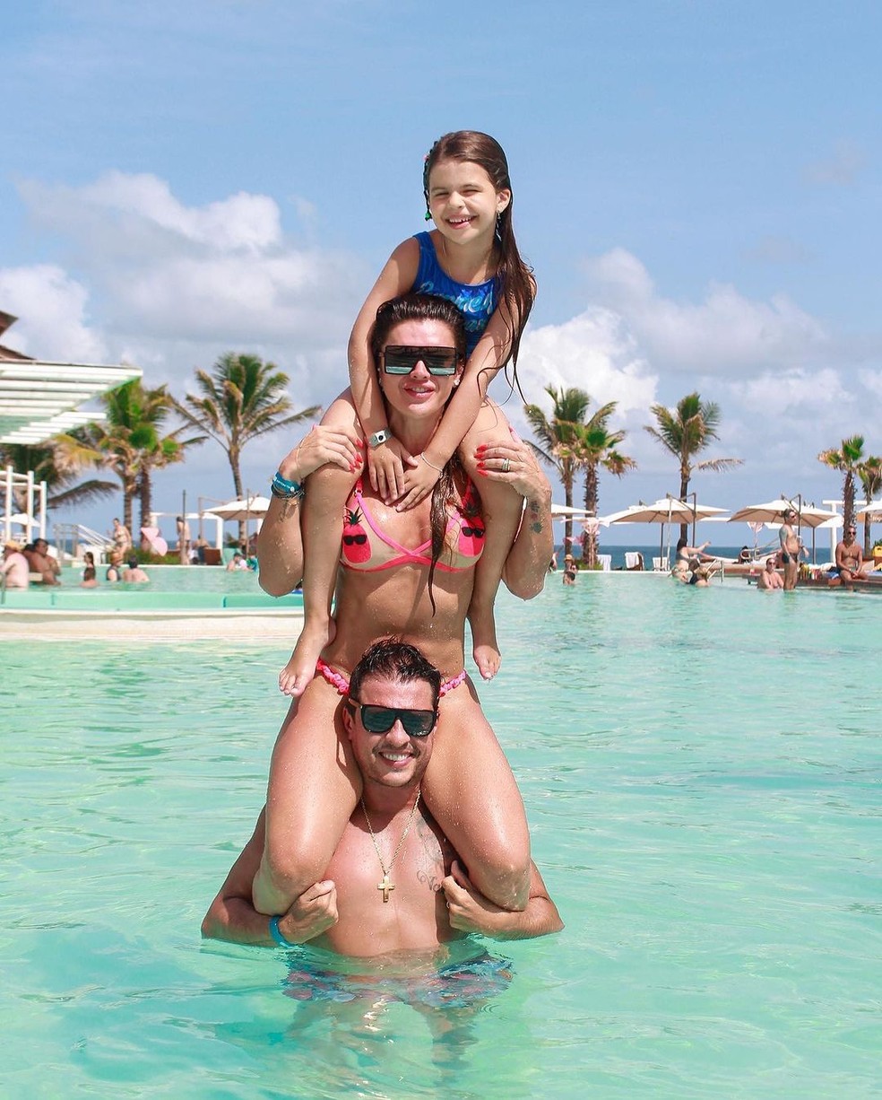 Wellington Muniz lembra férias com Mirella Santos e filha em Pernambuco — Foto: reprodução/instagram