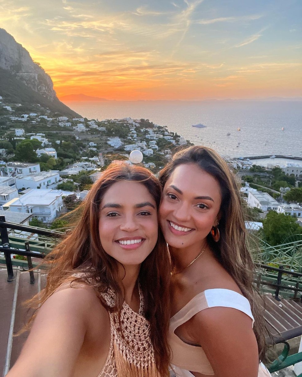 Lucy Alves abre álbum de fotos de passeio em Capri ao lado da irmã