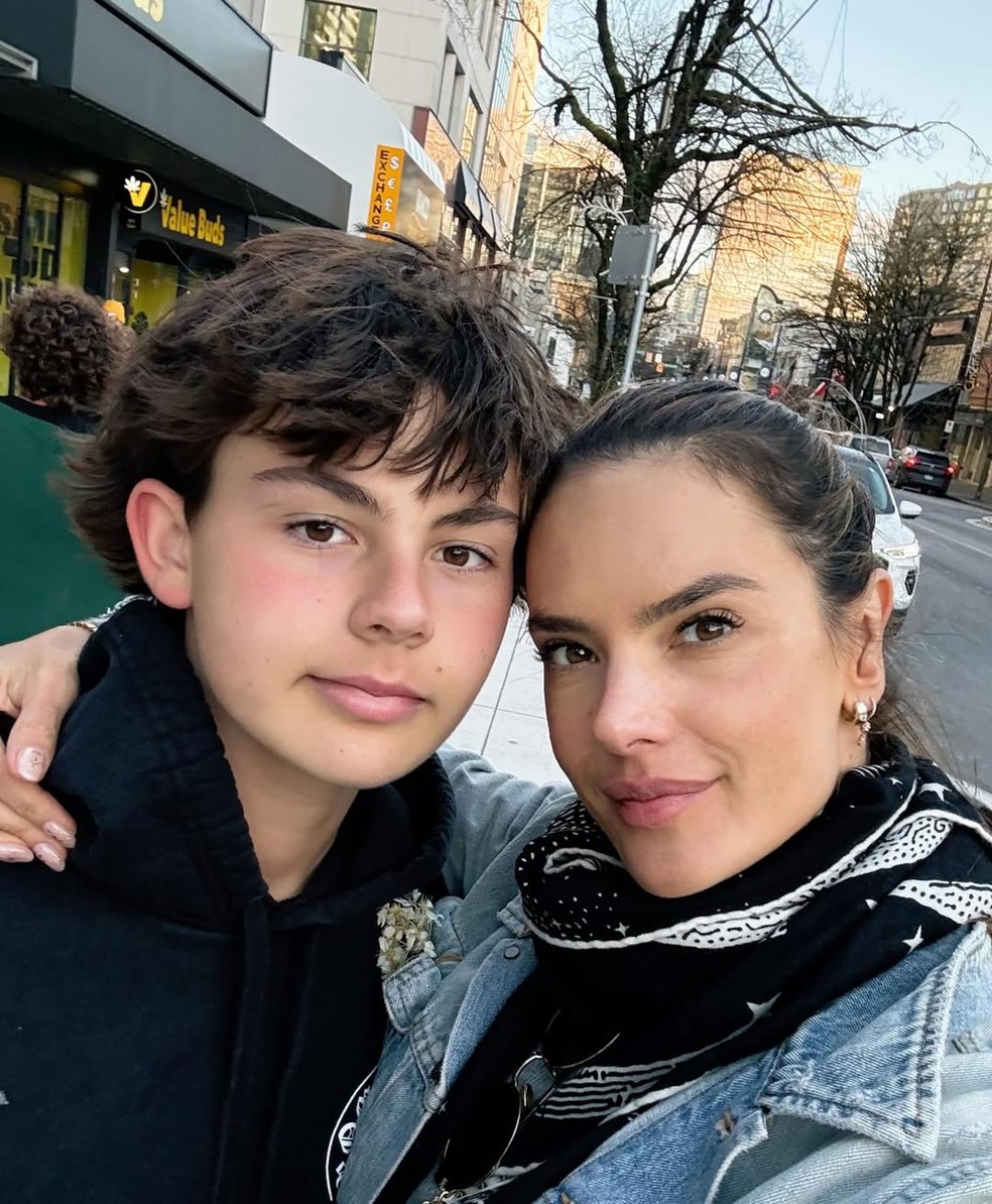 Alessandra Ambrosio posta registro raro com o filho, Noah, e web se surpreende com crescimento do garoto — Foto: Reprodução/Instagram