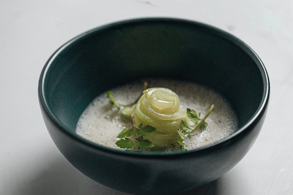 Mexilhões, chuchu e cambuci em caldo de vôngole e espumante: Maní tem linguagem própria para comer — Foto: Juliana Primon