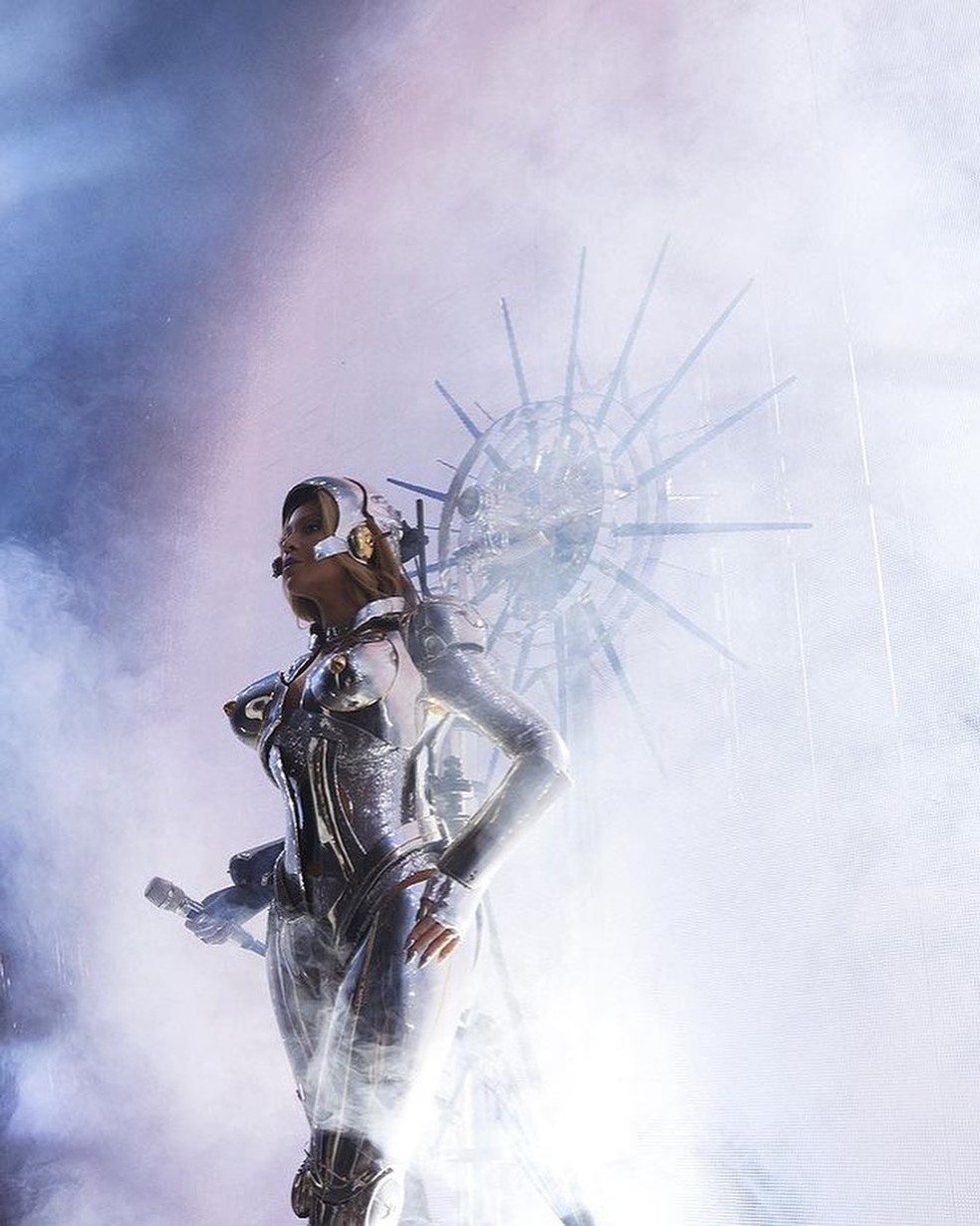 Beyoncé veste Mugler — Foto: Reprodução Instagram