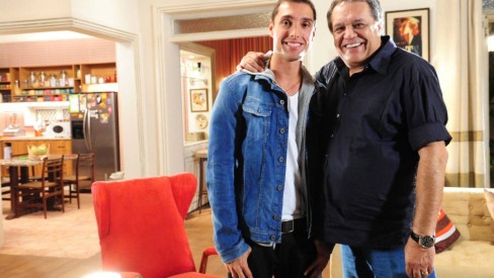 Leonardo Carvalho ao lado do pai, Dennis Carvalho — Foto: Globo