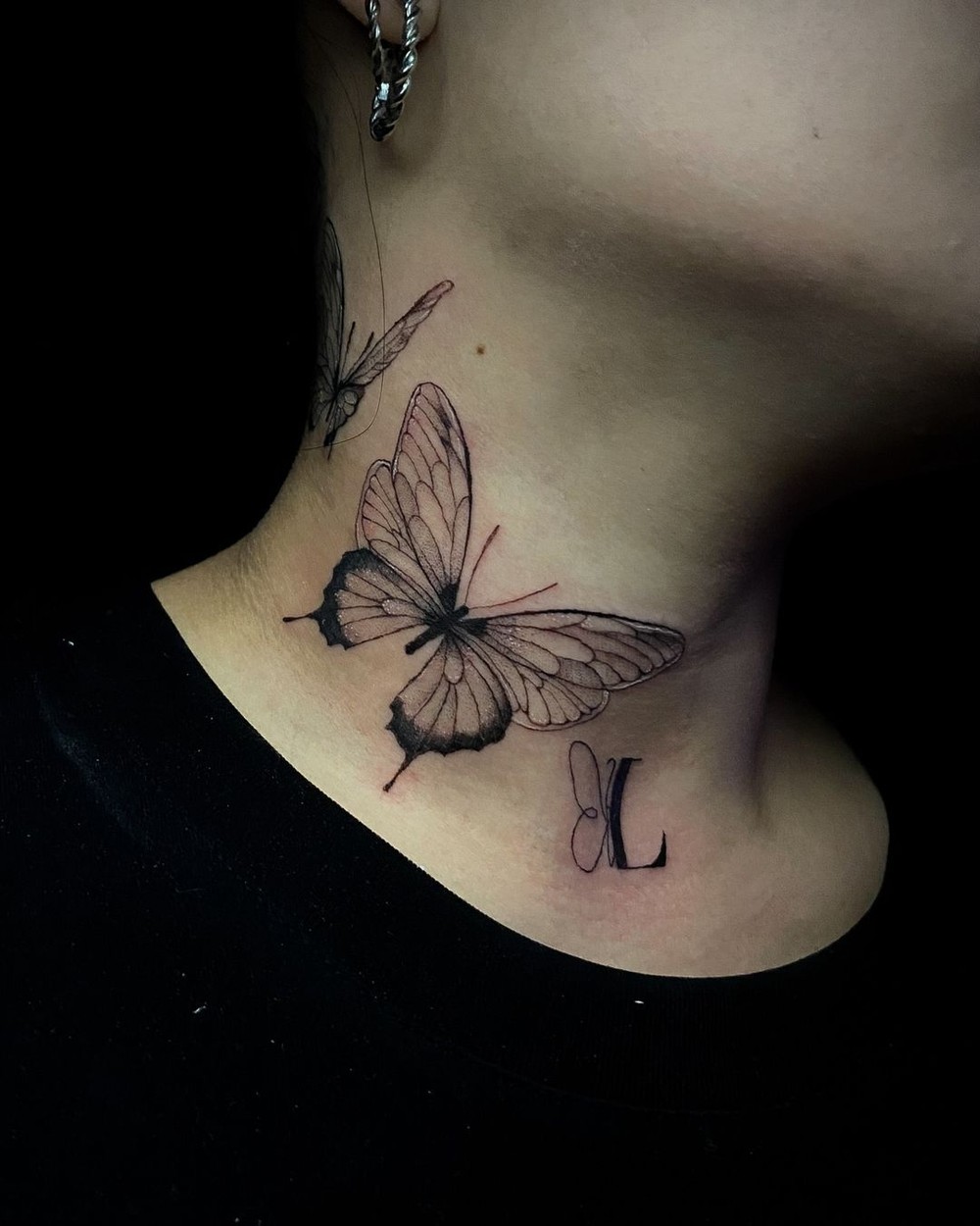 Tattoo No Pescoço Feminina Borboleta