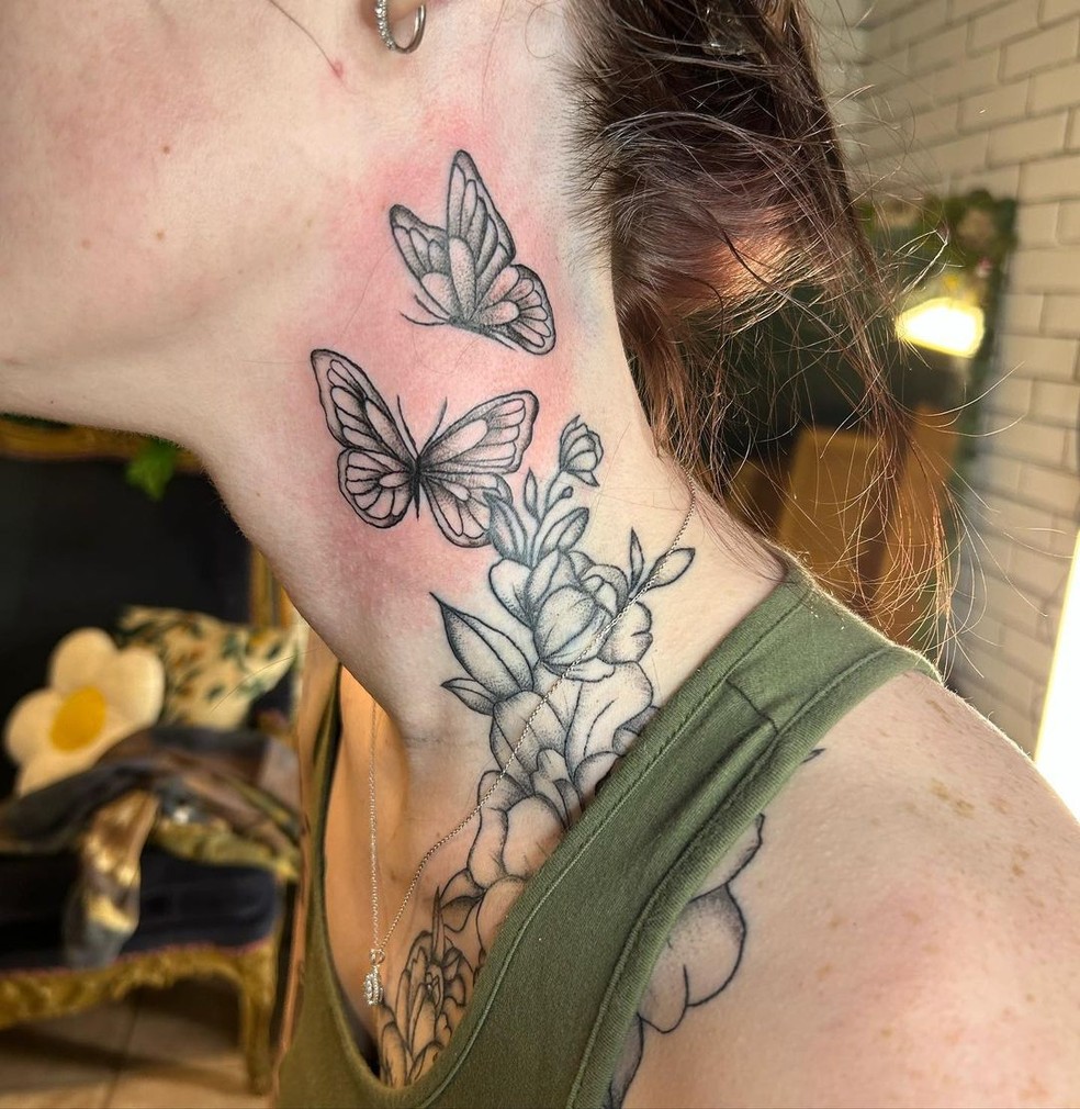 Tatuagem De Borboleta Tradicional No Pescoco
