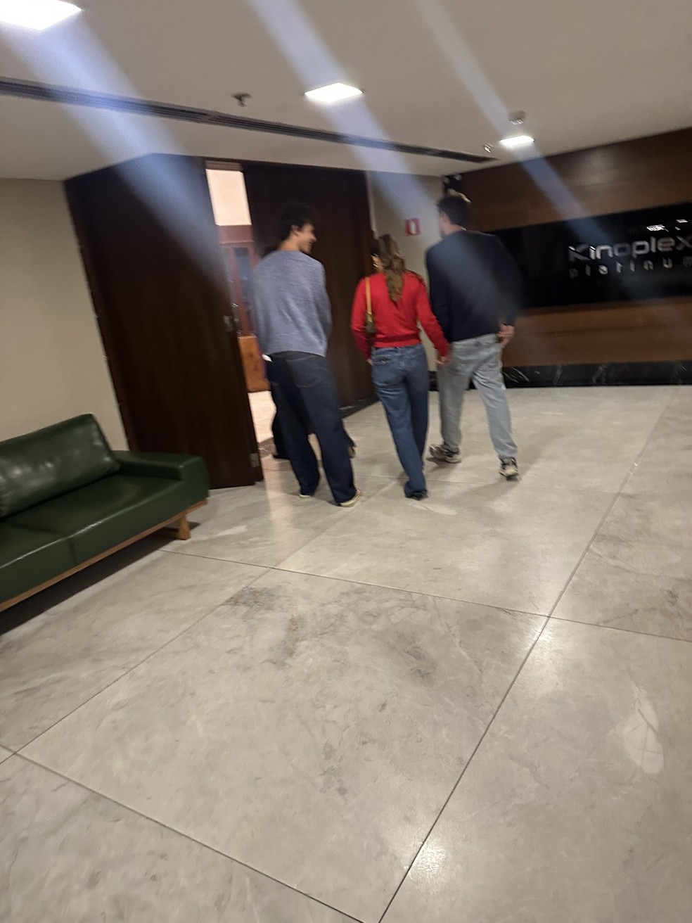 Bruna Marquezine e Shawn Mendes deixam cinema de rua no Leblon juntos — Foto: Reprodução/X
