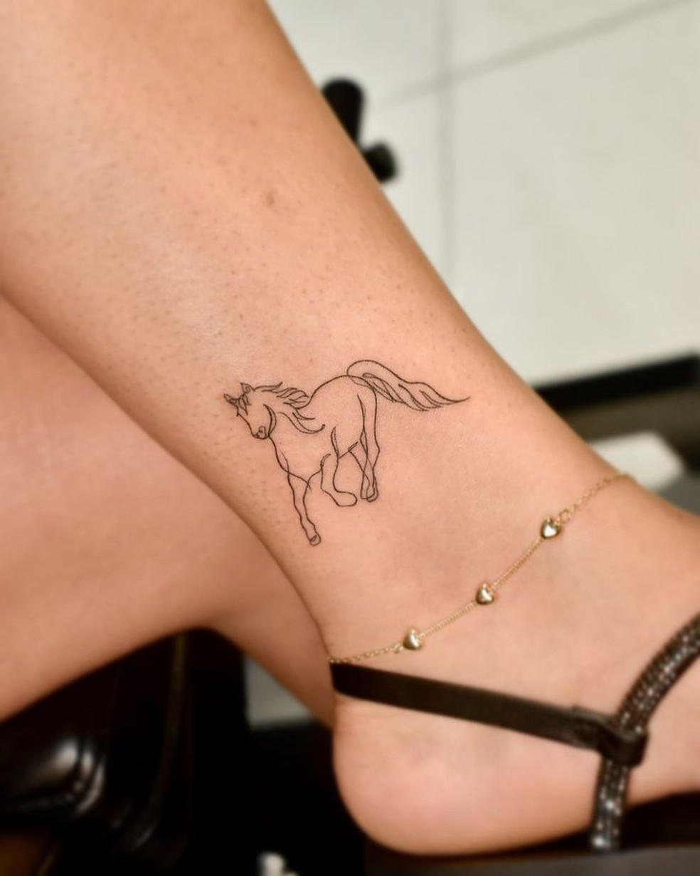 Tornozelo: Um cavalo galopando. — Foto: Reprodução/Instagram @mariofelixtatuador
