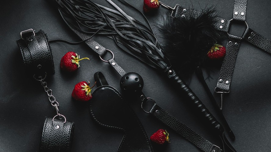 Dominação, asfixia, amarras e mais fetiches que fazem parte do universo BDSM